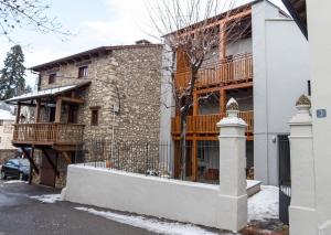 una casa de piedra con un balcón en un lateral. en Dúplex Das Can Serrat en Das