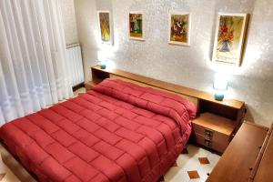 カターニアにあるCatania house Apartmentのベッドルーム1室(赤いベッド1台付)