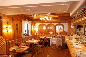 Restoran või mõni muu söögikoht majutusasutuses Hotel Al Sonnenhof