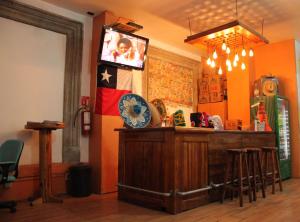 eine Bar in einem Restaurant mit einer Flagge an der Wand in der Unterkunft Hostal Amigo in Mexiko-Stadt