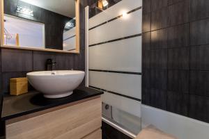 W łazience znajduje się biała umywalka i lustro. w obiekcie Studio ToulouseCityStay Blagnac w mieście Blagnac