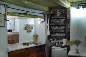 クフォニシアにあるWindmill Villaのシンクとカウンタートップのあるキッチン +50枚の写真