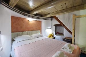 クフォニシアにあるWindmill Villaの大きなベッドとタオル2枚のある寝室