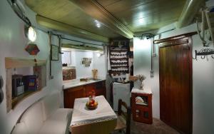 クフォニシアにあるWindmill Villaのテーブルと冷蔵庫のある小さなキッチン