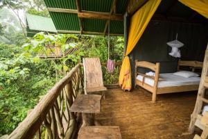 En balkong eller terrass på La Tigra Rainforest Lodge