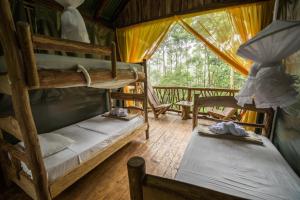 Postel nebo postele na pokoji v ubytování La Tigra Rainforest Lodge