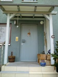 Eltmann的住宿－艾爾特曼酒店，一座带蓝色门的房子的前门