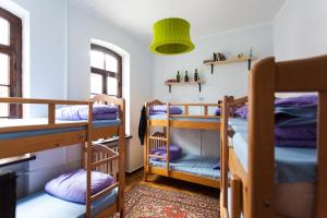 Katil dua tingkat atau katil-katil dua tingkat dalam bilik di Namaste Hostel