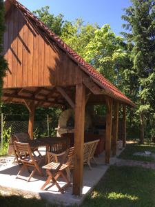- un pavillon en bois avec des chaises et une table dans l'établissement Kemencés Házikó, à Szarvas