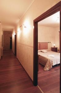 スカルリーノにあるRanch Hotelのベッドルーム(ベッド1台、大きな鏡付)