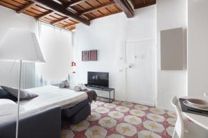 ローマにあるAlchimia Suite Trastevereのベッドルーム1室(ベッド1台、テレビ付)