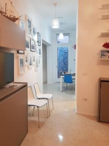 a living room with chairs and a table at casa azzurra in San Foca