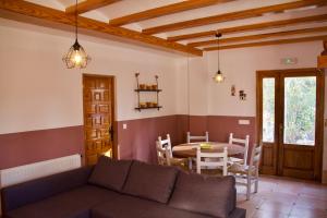 ein Wohnzimmer mit einem Sofa und einem Tisch in der Unterkunft Finca Soñada - Nudist Resort in Gayanes