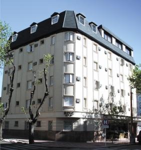un gran edificio blanco con techo negro en Ritz Hotel Mendoza en Mendoza