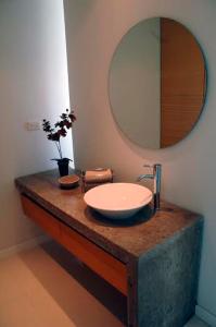 a bathroom with a sink and a mirror at Karibana Espectacular in Cartagena de Indias