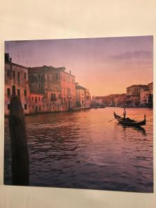 Un uomo è su una barca su un fiume di La Residenza di Carlo close to Piazza San marco a Venezia
