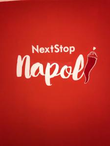 ナポリにあるB&b Next Stop Napoliの赤い看板