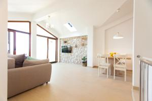 een woonkamer met een bank en een tafel bij Deluxe Villa Nina in Novi Vinodolski