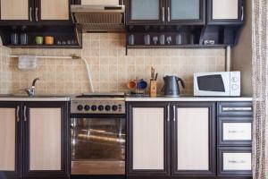 Kuchyň nebo kuchyňský kout v ubytování Apartments on Bolshaya Morskaya 65