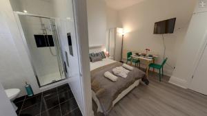 Un dormitorio con una cama y un baño con lavabo. en London Queen Park Apartments, en Londres