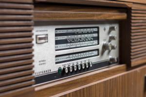 フンシャルにあるIvens Residenceの古式ラジオのクローズアップ