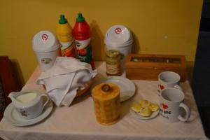 una mesa con tazas y platos de comida y bebida en Vár-lak Vendégház, en Szendrő
