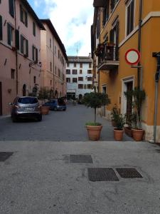 uma rua com edifícios e carros estacionados na rua em Casa Paola em Spoleto