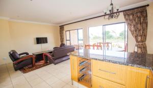 MissionHoyohoyo Acorns Lodge的带沙发的客厅和餐厅