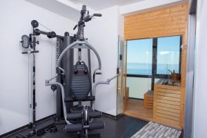 einen Fitnessraum mit Laufband-Maschine in einem Zimmer in der Unterkunft Whitehouse Apartments in Makarska