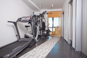 Fitness centrum a/nebo fitness zařízení v ubytování Whitehouse Apartments