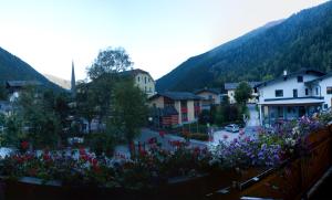 Ein allgemeiner Bergblick oder ein Berglick von des Aparthotels aus