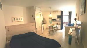 パレルモにあるMediterraneoのベッドルーム1室(ベッド1台付)、キッチン(テーブル付)