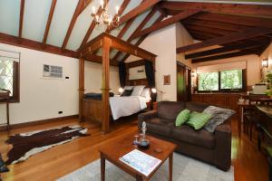 A bed or beds in a room at Cambridge Cottages