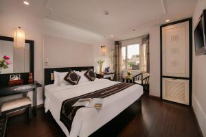 Ένα ή περισσότερα κρεβάτια σε δωμάτιο στο Hanoi Emotion Hotel