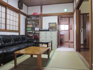 Area tempat duduk di Enman Guest House Osaka