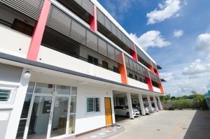 素辇府Sapandao Place的一座白色的大建筑,带有红色的点缀