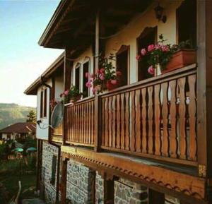 een balkon van een huis met bloemen erop bij Semana Guesthouse in Vrata