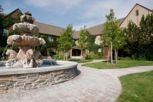 Κήπος έξω από το Black Swan Inn Luxurious Theme Rooms