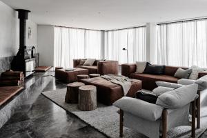 ナガンビーにあるThe Mitchelton Hotel Nagambie - MGallery by Sofitelのリビングルーム(ソファ、テーブル、暖炉付)
