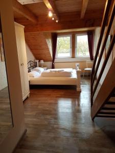 Postel nebo postele na pokoji v ubytování Zur Schanze Holtgast-Apen