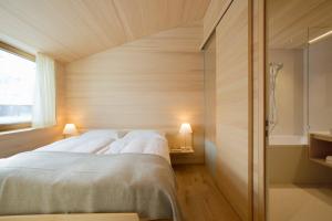ワースにあるWarthsAp Apartmenthausの木製の壁のベッドルーム1室(大型ベッド1台付)