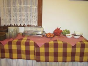 una mesa con una bandeja de alimentos y verduras. en Asteri Hotel, en Skala