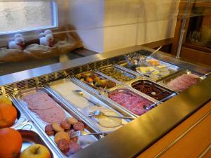 uma linha de buffet com muitos tipos diferentes de alimentos em Hotel-Gasthof-Destille-Eisenbahn em Mosbach