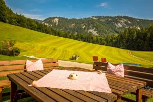 une table en bois avec des ours en peluche assis au-dessus dans l'établissement Wohlfühlbauernhof Bambichlhof, à Fuschl am See