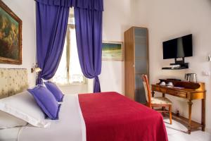 1 dormitorio con cama con cortinas moradas y escritorio en Roma Central Guest House en Roma