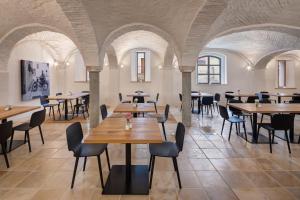 ein Restaurant mit Tischen und Stühlen in einem Gebäude in der Unterkunft Hotel Röhrl in Sinzing + 29 Fotos