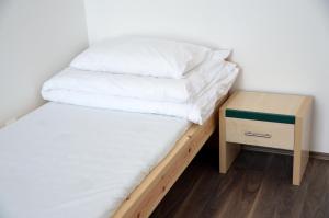Postel nebo postele na pokoji v ubytování Ciszterci Ház Baja