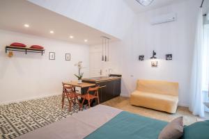 那不勒斯拿破利阿姆旅馆的一间卧室，里面有一张床、一张桌子和一把椅子