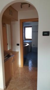 プレダッツォにあるCasa Bedovinaのバスルーム(シンク、バスタブ付)が備わります。