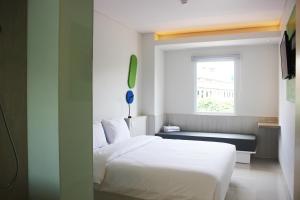 Postel nebo postele na pokoji v ubytování POP! Hotel Pemuda Semarang